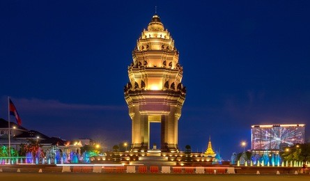 the cambodia independence monument in phnom penh at night