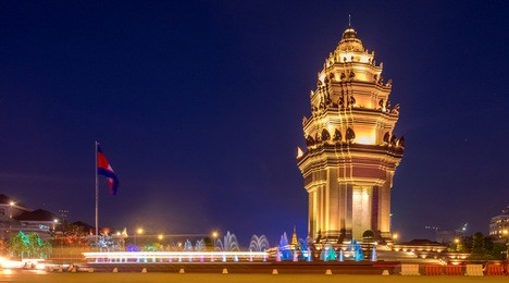the cambodia independence monument in phnom penh at night