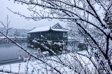 the cabin on the lake in the snow