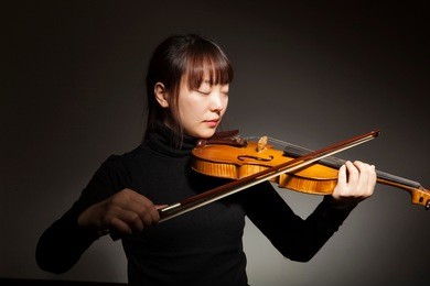 a beautiful woman who plays the violin