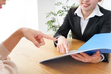 saleswoman and customer