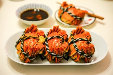 steamed hairy crabs are on the plate.