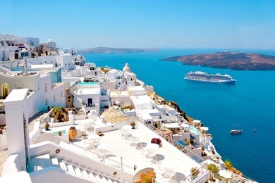 beautiful view of picturesque town of thira, caldera and volcano on the mediterranean sea. traditional white architecture of the island of santorini, greece.