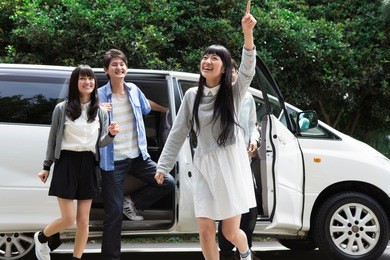 japanese students who get off from the car