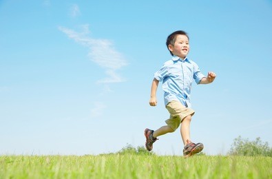 japanese child run on the field