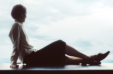 woman looking at the sky (whole body / silhouette)