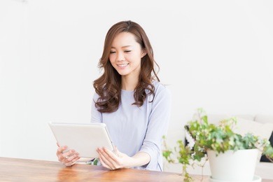 young attractive asian woman to see a tablet computer
