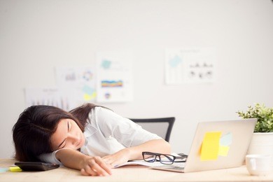 beautiful young asian woman resting at office when finish work, woman working concept