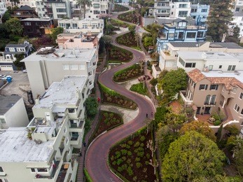 lombard street in san francisco. tourist attraction.