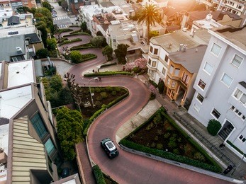 lomard street in san francisco. tourist attraction.