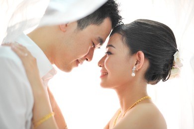 romantic groom and bride dancing in their wedding day