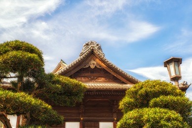 narita, chiba/japan - march 17, 2018: typical japanese buddhist roof ornament, top of a temple in narita. shinshoji temple. tokyo.