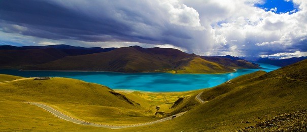 yamdrok lake in mountains?yamdrok lake is one of the three holy lakes in tibet.