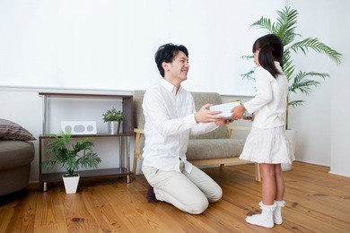 japanese girl to pass a gift to his father