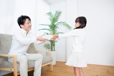 japanese girl to pass a gift to his father