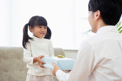 japanese girl to pass a gift to his father