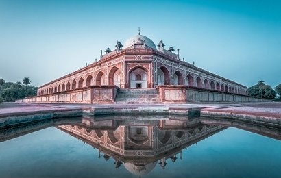 the last refuge of mughal emperor humayun reminds rather of a luxurious palace, than a tomb.

located in the eastern part of dehli, humayun’s tomb is one of the best preserved mughal monuments. this s