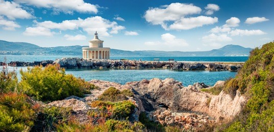 amazing spring view of saint theodore lantern. sunny morning landscape of argostoli vilagito torony nature preserve. beautiful outdoor scene of kefalonia island, argostoli town, greece, europe.