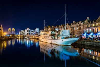 night shot of leith by water of leith near edinburgh