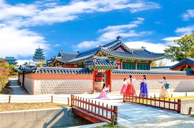 korean girls dressed hanbok in traditional dress in gyeongbokgung palace seoul korea