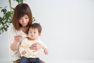 the baby who plays in a room and mother