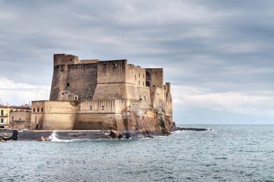 castel dell'ovo , castillo situado en el islote de megaride, en la ciudad italiana de nápoles, italia