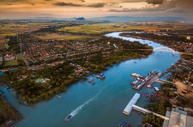 kedah river, passes through alor setar and empties into the straits of malacca at kuala kedah. 