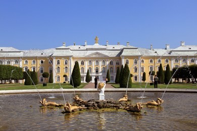 great peterhof palace and fountain