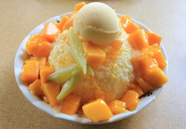 shaved ice with fresh mango