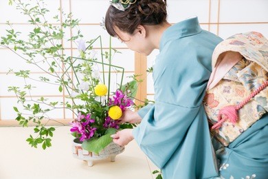 the woman who does flower arrangement