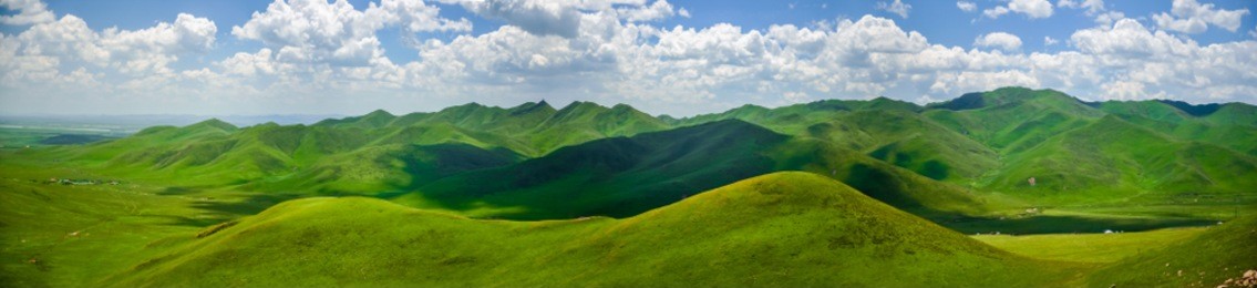 the wide and wide picture, the blue sky and white clouds, the beautiful boundless green mountain grassland.