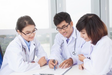 medical workers holding a meeting to discuss some organizational issues