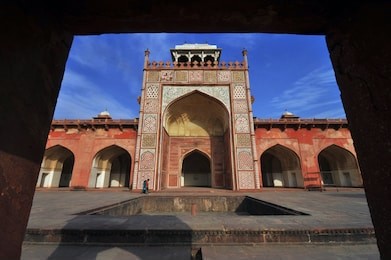 the magnificent tomb of akbar the great at sikandra, india