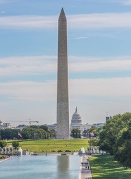 washington monument in washington dc on cloudy day