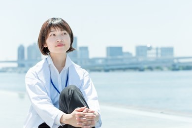 woman sitting with his knees up and relaxing