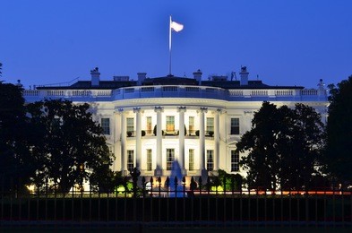 the white house at night - washington dc, united states