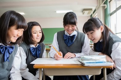japanese female students to use the tablet terminal