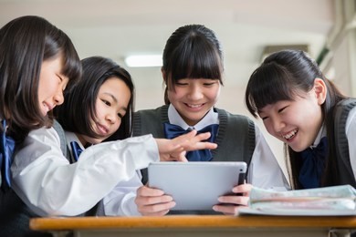 japanese female students to use the tablet terminal