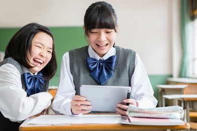 japanese female students to use the tablet terminal