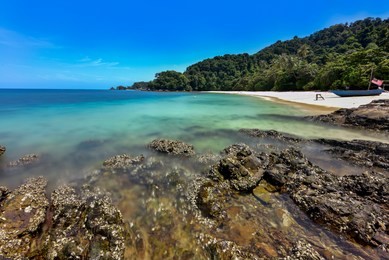 beautiful nature landscape of kapas island located in terengganu, malaysia
scenic sea view of the kapas island wonderful rocky beach ,clear sea water and blue sky background. 