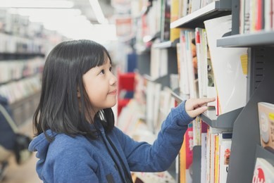 portrait of beautiful asian girl in a bookstore
