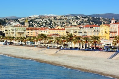 on the fench riviera, in nice city, the united states quay is a way folowing the mediterranean sea at the bottom of castle hill, near the saleya course. it is lined with restaurants an beaches.
 
