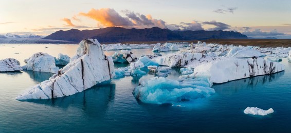 glacier lagoon in iceland suring the sunset