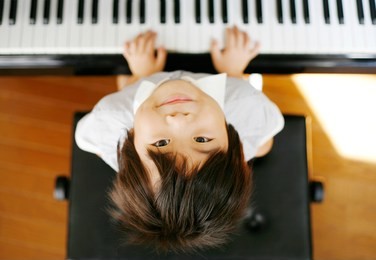 the japanese boy who plays the piano