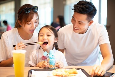 happy family  enjoying dinner in restaurant.