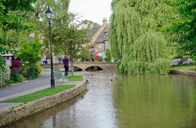river windrush wending throught the quaint village of bourton on the water, gloucestershire in the cotswolds rgion of england 