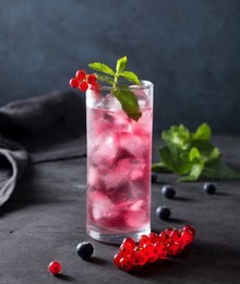 glasscurrant  berry water dark background 