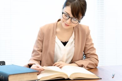 asian woman reading books.