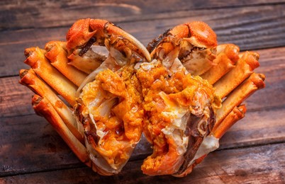 the hairy crab stripped its shell and showed its rich crab cream.