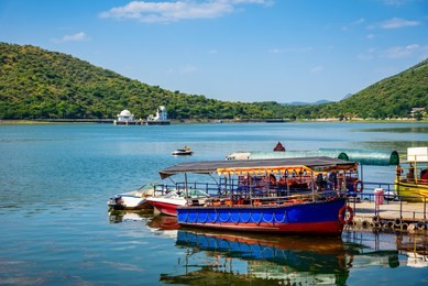 mesmerizing view of fateh sagar lake situated in the city of udaipur, rajasthan, india. it is an artificial lake popular for boating among tourist who visits city of lakes to enjoy vacations.